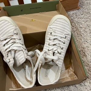 Keen brand Eliza sneakers size 9.5 NIOB. Never worn. Cream and white, very cute!